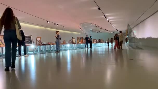 Menschen Genießen Die Ausstellung Zeitgenössischer Kunst Maat Lissabon Portugal November — Stockvideo