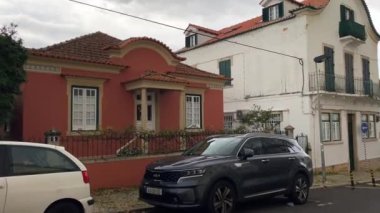 Tarihi binaları olan bir şehir caddesi manzarası, Oeiras, Lizbon, Portekiz, 4 Ocak 2024