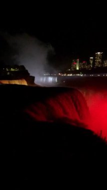 Geceleri kırmızı ışıkla Niagara Şelalesi