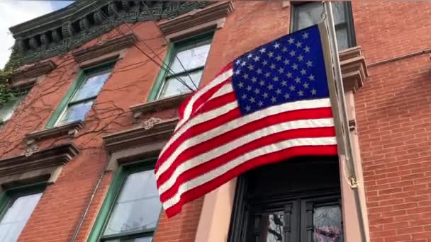美国国旗在一座住宅楼的立面上形成 — 图库视频影像