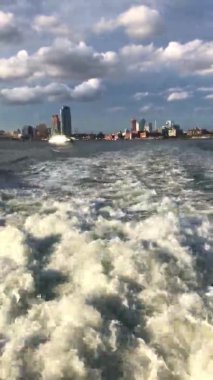 Manhattan ve New Jersey 'nin gökdelenlerini Hoboken, NJ, ABD' de bir motorlu tekneden görüntüledik.