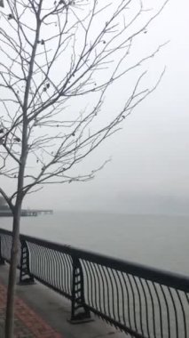 Sisli toprak seti, yağmurlu hava, New York 'ta kış