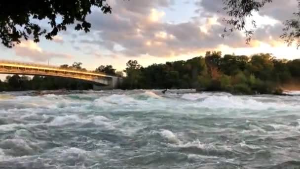 滝に先立つ強力な川流れ — ストック動画