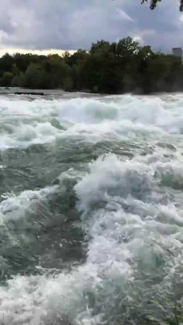 Krachtige Rivier Stroom Voorafgaand Aan Waterval — Stockvideo