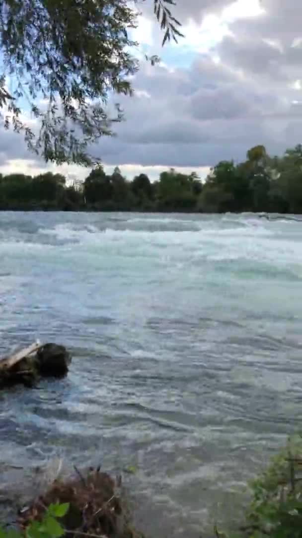 Şelalenin Önündeki Güçlü Nehir Akıntısı — Stok video