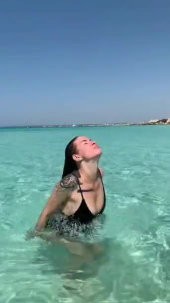 Una Joven Con Traje Baño Negro Emerge Del Agua Azul — Vídeos de Stock