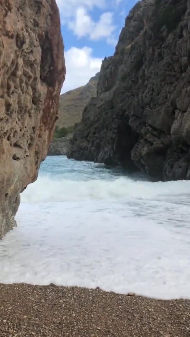 Velké Mořské Vlny Narážejí Skály Prázdné Oblázkové Pláži Dramatická Krajina — Stock video