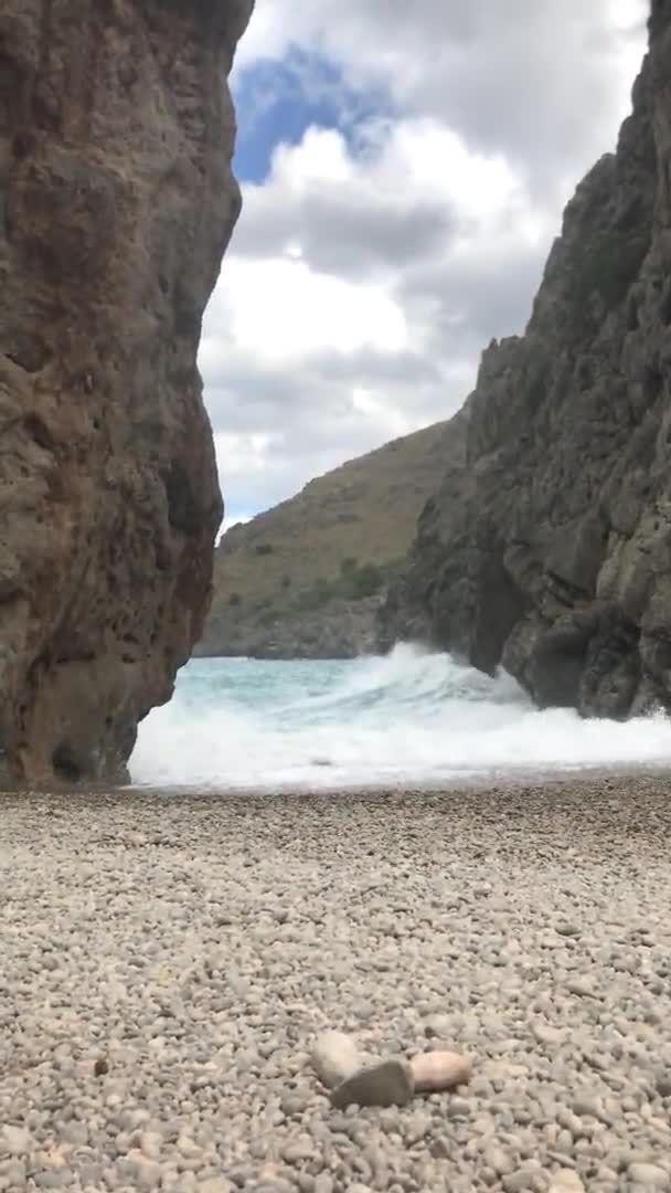 Büyük Deniz Dalgaları Boş Bir Çakıl Taşı Plajında Kayalara Çarpar — Stok video