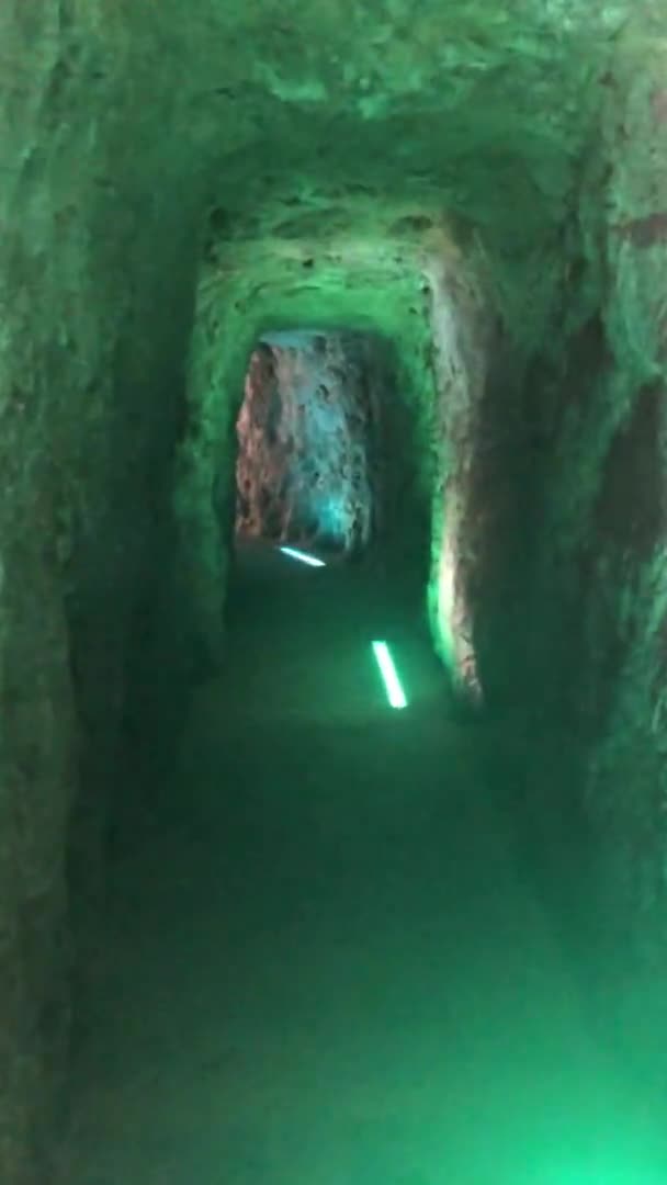 바위에 조명을 동굴을 — 비디오