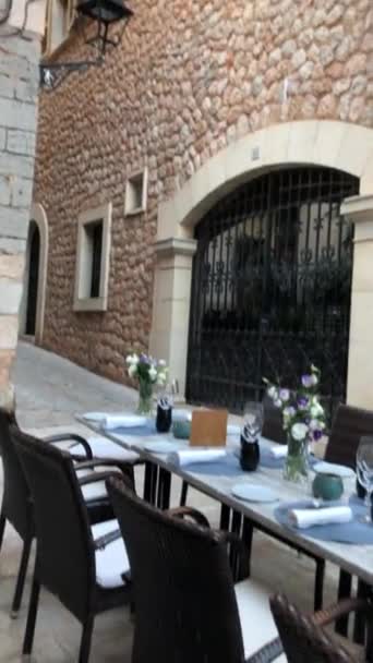 在舒适狭窄的欧洲街道上的一家餐馆里享用着漂亮的餐桌 — 图库视频影像