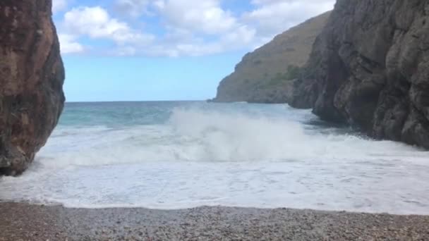 Большие Морские Волны Разбиваются Скалы Пустом Галечном Пляже Драматический Пейзаж — стоковое видео