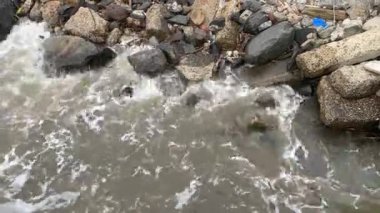 Deniz dalgaları kayalara çarpar, Atlantik Okyanusu manzarası, dramatik deniz manzarası