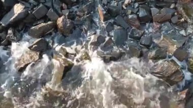 Deniz dalgaları kayalara çarpar, Atlantik Okyanusu manzarası, dramatik deniz manzarası