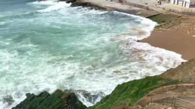 Deniz dalgaları kayalara çarpar, Atlantik Okyanusu manzarası, dramatik deniz manzarası