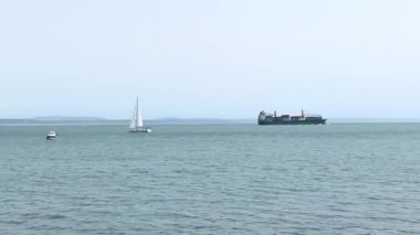 Atlantik Okyanusu 'nda beyaz yelkenli, yelkenli ve kargo gemisi, Lizbon, Portekiz