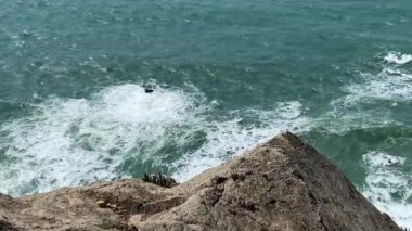 Deniz dalgaları kayalara çarpar, Atlantik Okyanusu manzarası, dramatik deniz manzarası