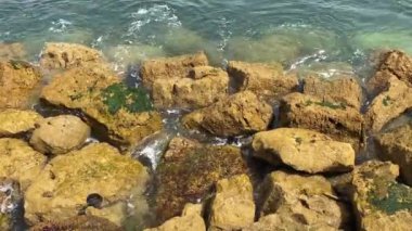 Deniz dalgaları kayalara çarpar, Atlantik Okyanusu manzarası, dramatik deniz manzarası