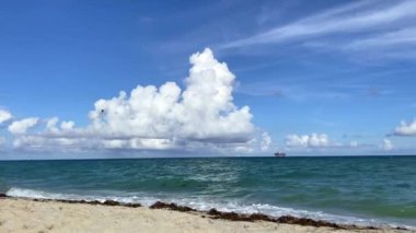 Mavi Gök ve Beyaz Bulutlar Okyanus Dalgalarını Kucaklıyor, Miami Plajı, FL, ABD