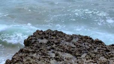 Deniz dalgaları kayalara çarpar, Atlantik Okyanusu manzarası, dramatik deniz manzarası