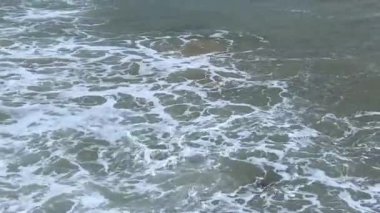 Deniz dalgaları kayalara çarpar, Atlantik Okyanusu manzarası, dramatik deniz manzarası