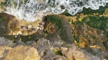 Deniz dalgaları kayalara çarpar, Atlantik Okyanusu manzarası, dramatik deniz manzarası