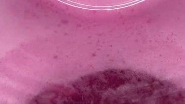 Çamaşır makinesinde parlak pembe köpük varil, soyut sıvı arkaplan, fuşya kabarcıkları dokusu