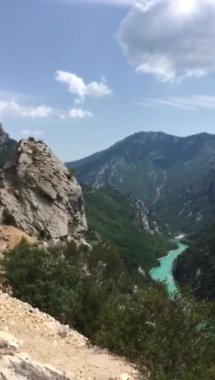 Akşam ışığında dağdan doğanın panoramik görüntüsü