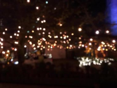 Çelengin ışıkları karanlıkta yanıp sönüyor.