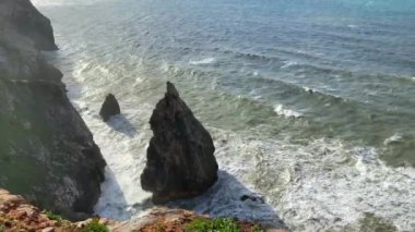 Okyanus kıyısı ve kaya koyunun manzarası, Atlantik Okyanusu, güzel bulut manzarası, dramatik manzara, kayalarla dolu renkli deniz manzarası, seyahat içeriği, Lizbon, Portekiz