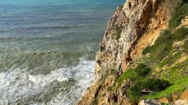 Okyanus kıyısı ve kaya koyunun manzarası, Atlantik Okyanusu, güzel bulut manzarası, dramatik manzara, kayalarla dolu renkli deniz manzarası, seyahat içeriği, Lizbon, Portekiz