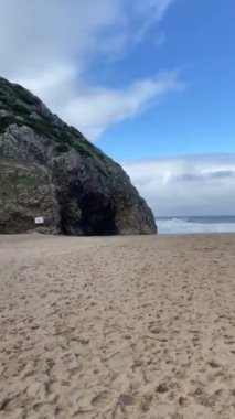 Boş bir kumlu plaj, Atlantik Okyanusu sahili, deniz dalgaları, güzel bulutlar, dramatik manzara, seyahat içeriği, Lizbon, Portekiz