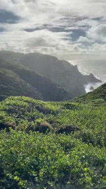 Okyanus kıyısı ve kaya koyunun manzarası, Atlantik Okyanusu, güzel bulut manzarası, dramatik manzara, kayalarla dolu renkli deniz manzarası, seyahat içeriği, Lizbon, Portekiz