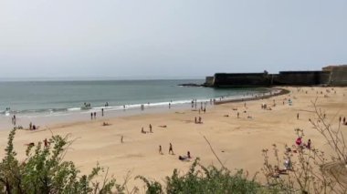 Sandy Praia da Torre plajı. Sao Juliao da Barra Ortaçağ Kalesi. Dramatik deniz manzarası ve Atlantik Okyanusu kıyısı.