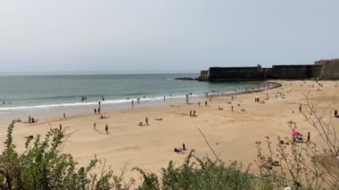 Sandy Praia da Torre plajı. Sao Juliao da Barra Ortaçağ Kalesi. Dramatik deniz manzarası ve Atlantik Okyanusu kıyısı.