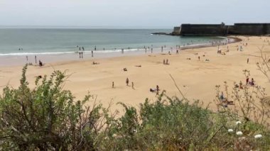 Sandy Praia da Torre plajı. Sao Juliao da Barra Ortaçağ Kalesi. Dramatik deniz manzarası ve Atlantik Okyanusu kıyısı.