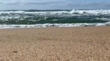 Boş bir kumlu plaj, Atlantik Okyanusu sahili, deniz dalgaları, güzel bulutlar, dramatik manzara, seyahat içeriği, Lizbon, Portekiz