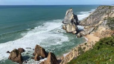 Okyanus kıyısı ve kaya koyunun manzarası, Atlantik Okyanusu, güzel bulut manzarası, dramatik manzara, kayalarla dolu renkli deniz manzarası, seyahat içeriği, Lizbon, Portekiz