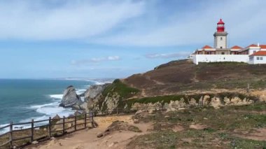Mavi gökyüzüne karşı eski güzel deniz feneri, Cape Da Roca, Cabo da Roca, Portekiz