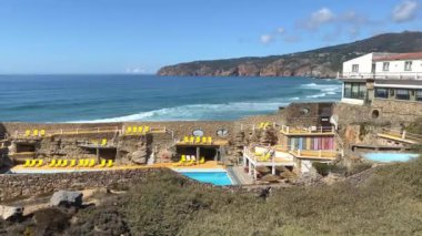 Atlantik Okyanusu 'ndaki otel havuzu manzarası Cascais, Portekiz' deki çarpıcı sahil manzarası.