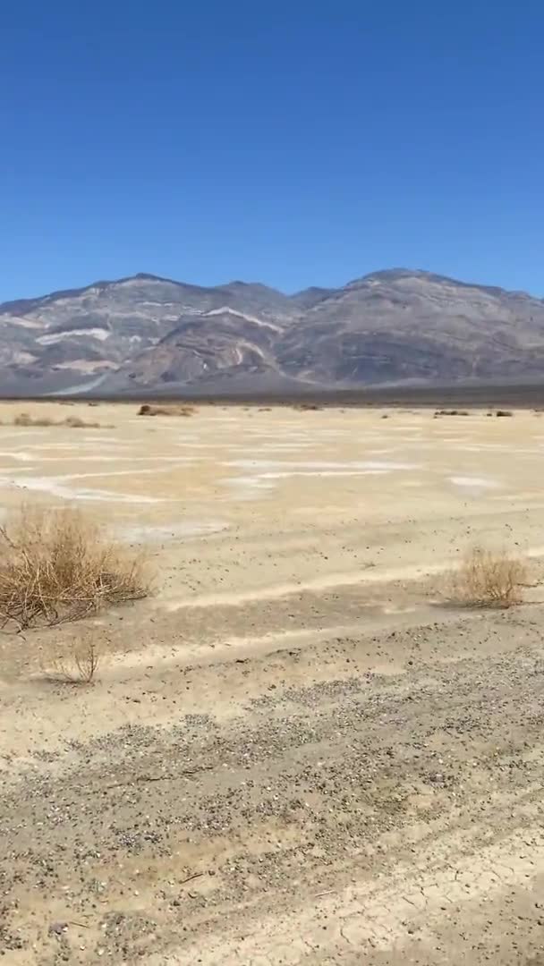 Empty Road Hot Desert Backdrop Mountains Valley Death National Park — Stock Video