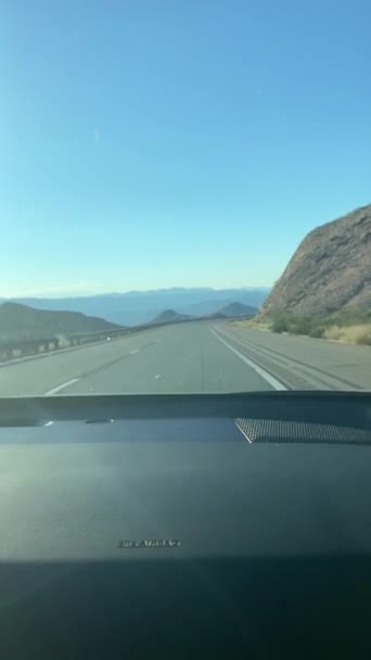 Camino Vacío Desierto Caliente Contra Telón Fondo Las Montañas Valle — Vídeos de Stock