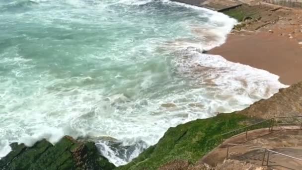 Морские Волны Разбиваются Скалы Пейзаж Атлантического Океана Драматический Морской Пейзаж — стоковое видео