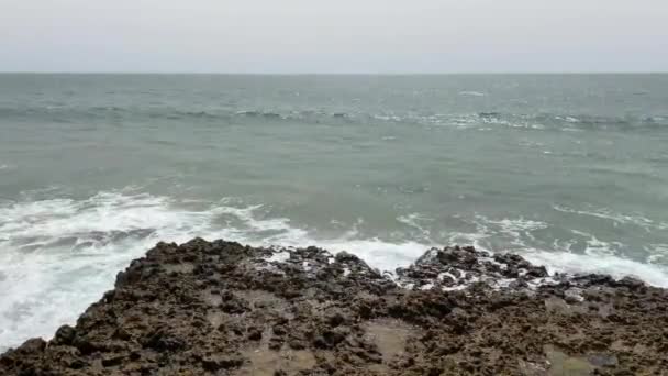 Морские Волны Разбиваются Скалы Пейзаж Атлантического Океана Драматический Морской Пейзаж — стоковое видео
