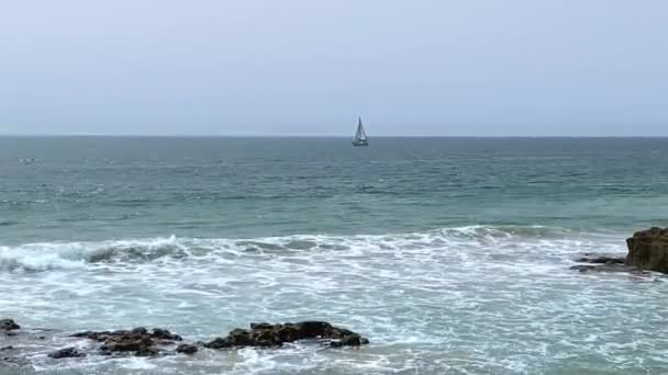 Човен Білими Вітрилами Вітрильником Вантажним Кораблем Атлантичному Океані Лісабон Португалія — стокове відео