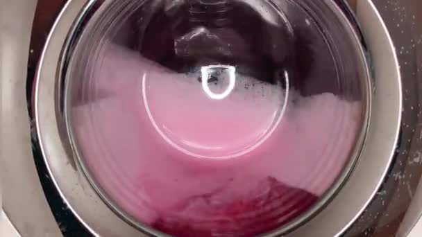 洗衣机滚筒中明亮的粉红色泡沫 抽象的液体背景 绒毛泡沫质感 — 图库视频影像