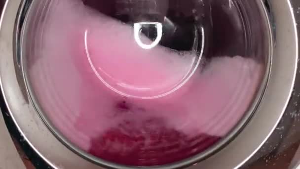Jasně Růžová Pěna Bubnu Pračky Abstraktní Tekuté Pozadí Fuchsiová Bublina — Stock video