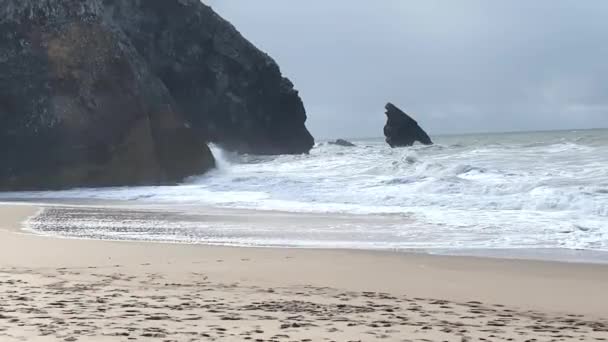 Ein Leerer Wilder Sandstrand Atlantik Meereswellen Schöne Wolkenlandschaft Dramatische Landschaft — Stockvideo