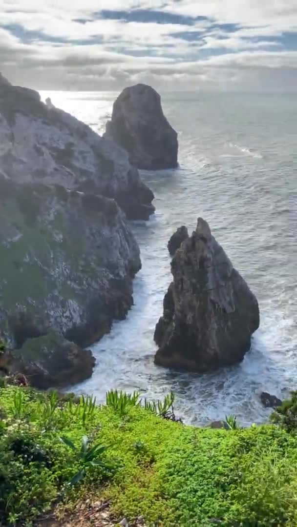 海洋海岸和岩石湾全景 大西洋 美丽的云彩景观 壮观的风景 五彩缤纷的岩石海景 旅游心满意足 葡萄牙里斯本 — 图库视频影像