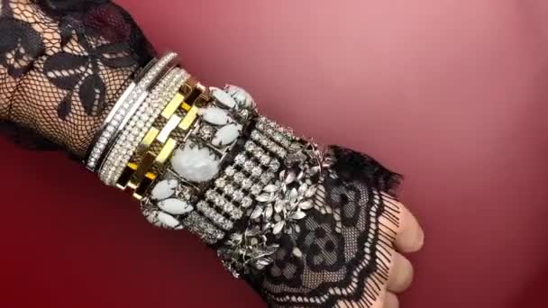 Kadının Elinde Büyük Kristal Değerli Bilezikler Eski Bir Mücevher Konsepti — Stok video