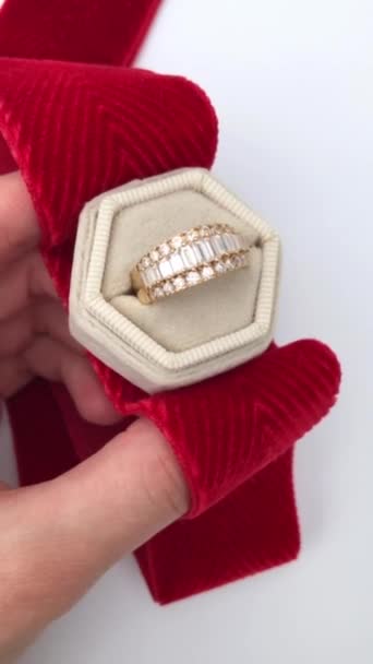 白色背景 老式珠宝概念 网上珠宝店促销视频的女性手中的独特宝石戒指 — 图库视频影像